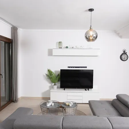 Villa Terra - Great Gardens, Shared Pool, Bbq *