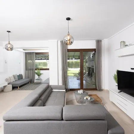 Villa Terra - Great Gardens, Shared Pool, Bbq Villa