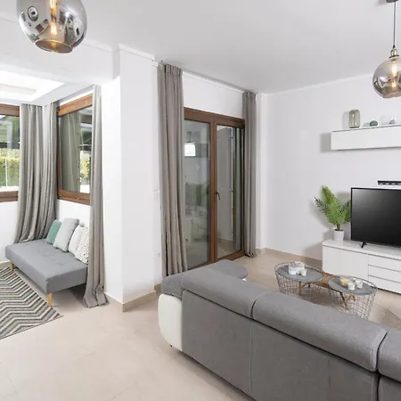 Villa Terra - Great Gardens, Shared Pool, Bbq